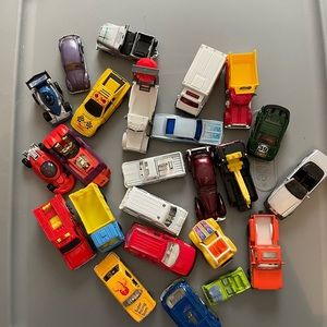 Lot of over 20 Matchbox cars/trucks